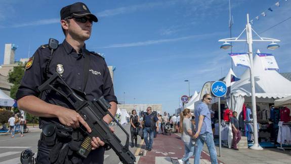 Un policía, en el dispositivo especial de seguridad durante la Copa del Mundo de Vela.