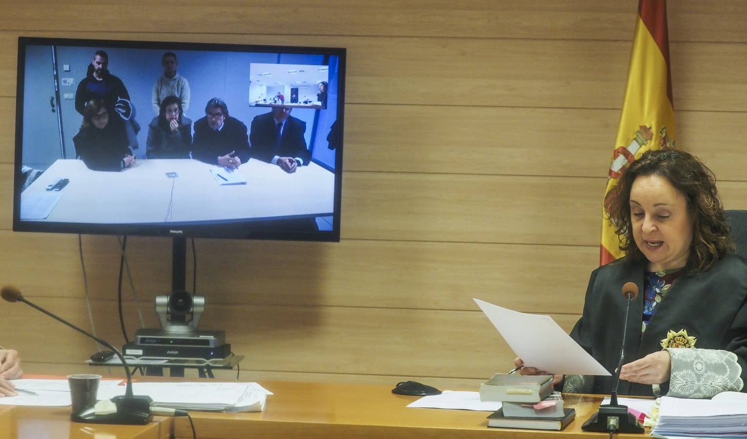 La jueza, durante un momento de la videoconferencia en la que han intervenido trews de los acusados.