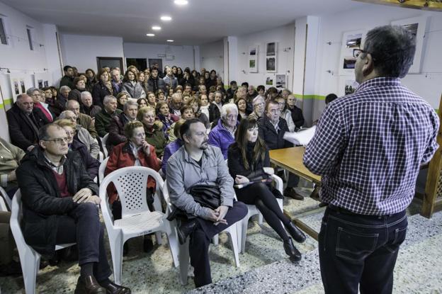 El salón de la Asociación de Vecinos de Cueto se quedó ayer pequeño y hubo vecinos que se quedaron fuera. 