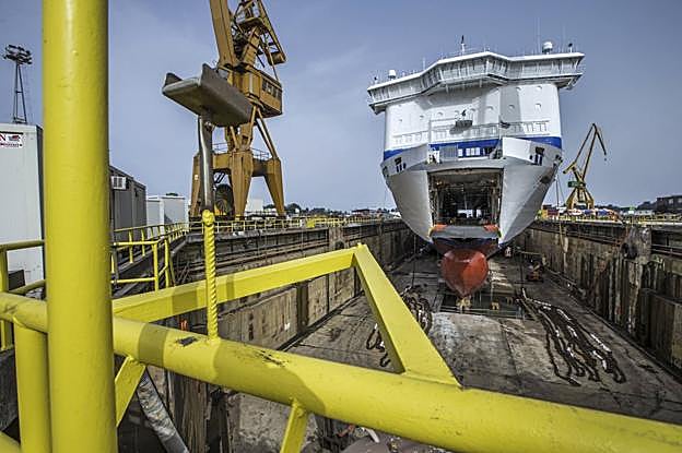 El astillero cántabro espera ya la draga para su finalización este año. :: roberto ruiz