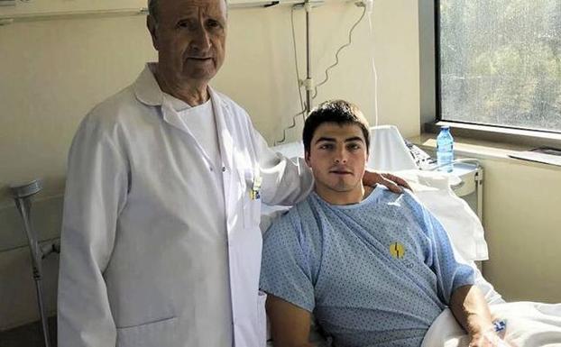 David Puras posa tras su operación de menisco, en Madrid 