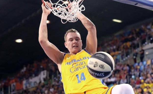 Anzejs Pasecniks, pívot letón del Herbalife Gran Canaria, machaca ante el Fuenlabrada. 