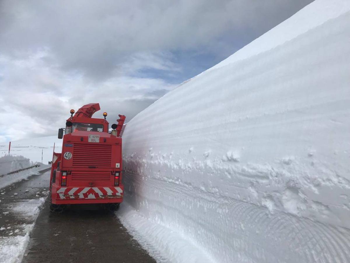 Abriendo camino entre murallas de nieve en Palombera