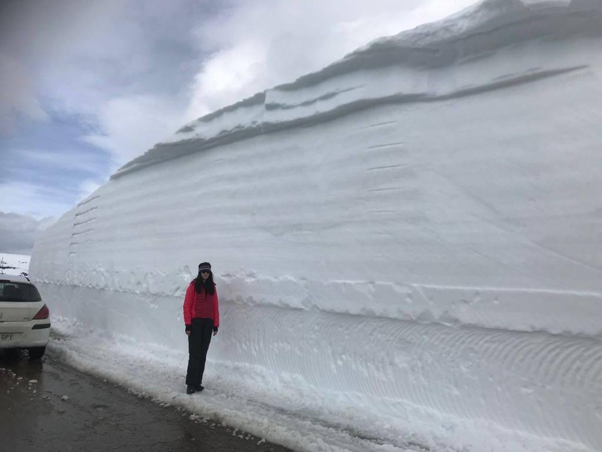 Abriendo camino entre murallas de nieve en Palombera