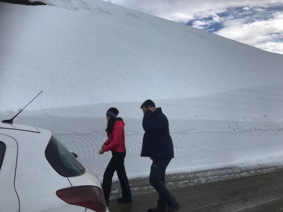 Abriendo camino entre murallas de nieve en Palombera