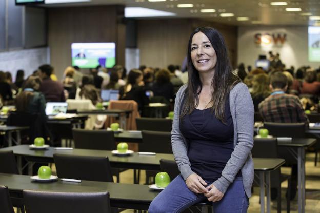 Inge Sáez, en medio del salón del actos del Santemar, que colocó una manzana en cada mesa para cada asistente del simposio.