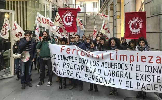 Concentración de trabajadores del servicio de limpieza de Valdecilla a las puertas del Orecla, en diciembre pasado 