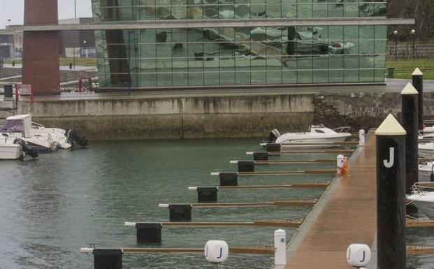 Los laredanos creen que el puerto deportivo necesita «más servicios» para atraer turistas