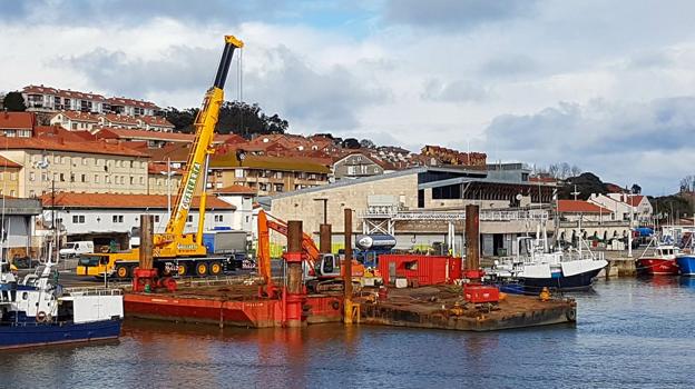 La nueva pontona montada en el puerto de San Vicente podrá trabajar de continuo sin verse afectada por los temporales. 