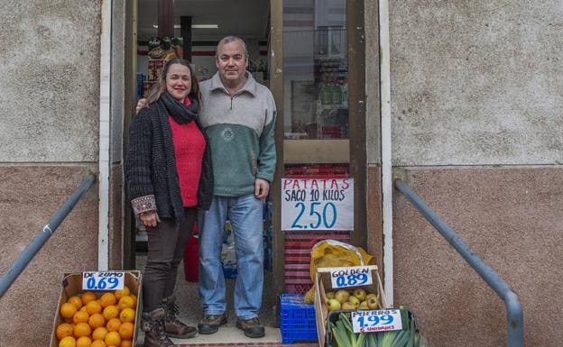 Carmen y Julio, en su tienda. Él es nieto del que abrió en 1940