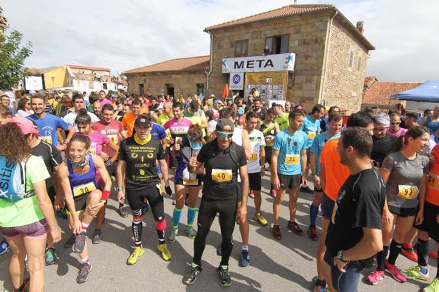 Corredores participantes en el trail de la primera edición. :: J. L. Sardina