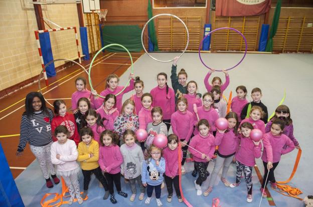 Los gimnastas de esta escuela tiene como prioridad disfrutar sobre el tapiz con los diferentes ejercicios sin olvidar la técnica y disciplina. :