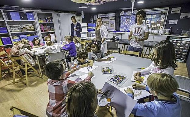 Taller infantil que se realizó en el Museo Marítimo del Cántabrico durante una de las vacaciones escolares del pasado curso 