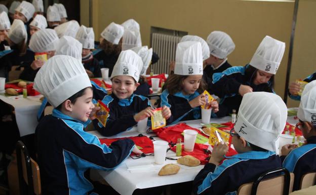 Los alumnos del colegio de Ceceñas desayunaron juntos los productos que ofreció UPA Jaén.