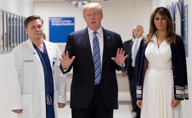Donald Trump y su esposa visitan a los heridos del tiroteo de Parkland (Florida). 