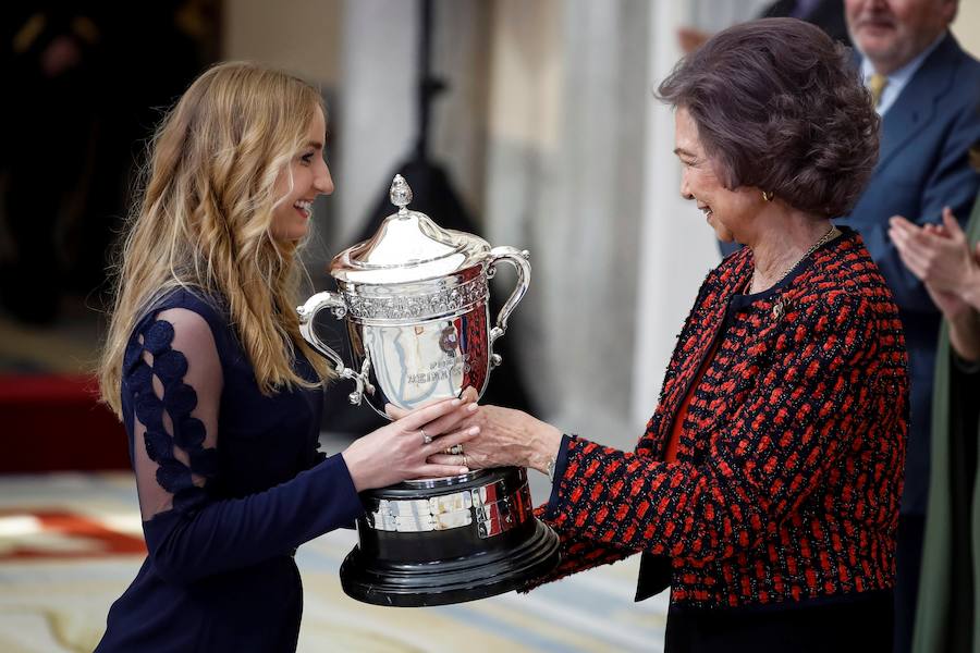 La reina emérita doña Sofía con la jugadora húngara de bádminton Laura Sarosi.