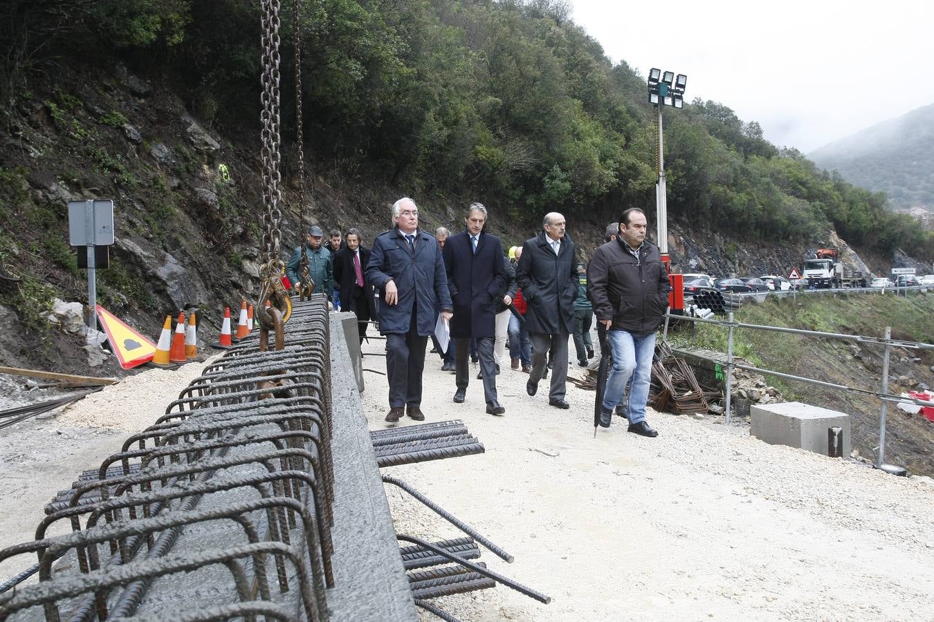 Fotos: De la Serna visita las obras del Desfiladero de la Hermida