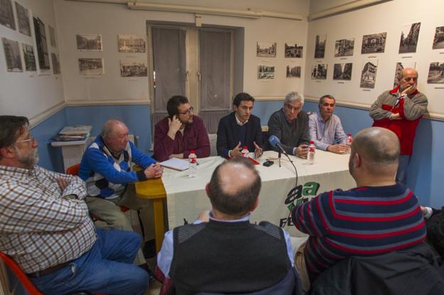 Ruiz (Fecav), Mantecón (concejal no adscrito), Casares (PSOE), Fuentes-Pila (PRC), Saro (IU) y Sáinz (Fecav), durante el acto.