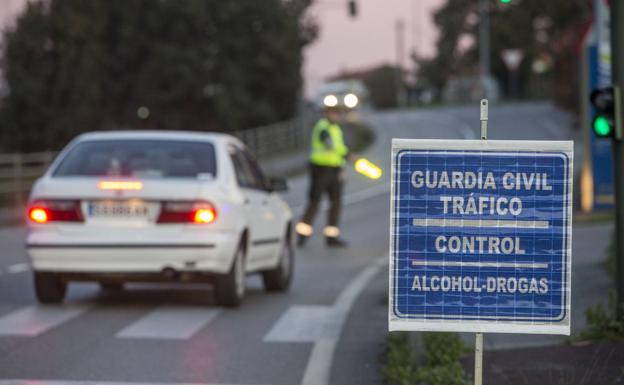 La Guardia Civil detiene a dos hombres en Cabezón de la Sal, uno de ellos menor, por vender cocaína desde un coche