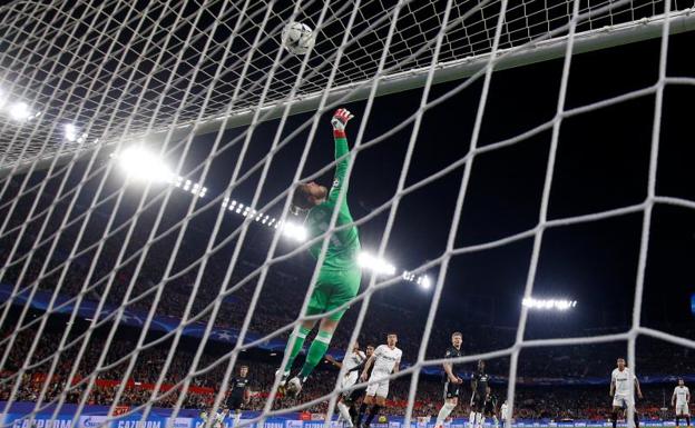 David de Gea, en una gran intervención en el Sánchez Pizjuán. 