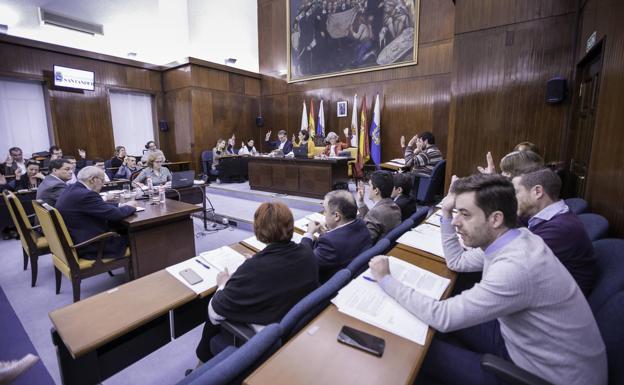 El instante en que se produjo la votación en el pleno del Ayuntamiento de Santander. 