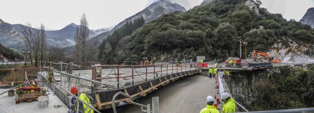 La nueva estructura se desliza poco a poco para ocupar su lugar justo encima del antiguo puente de Lebeña. En la imagen, en plena maniobra. 