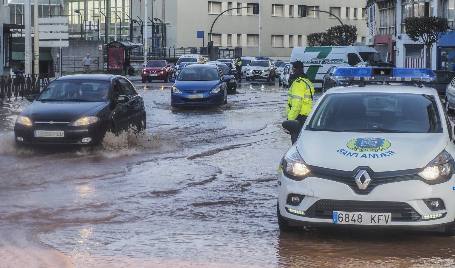 Fotos: Una tubería rota provoca una inundación en la calle Castilla