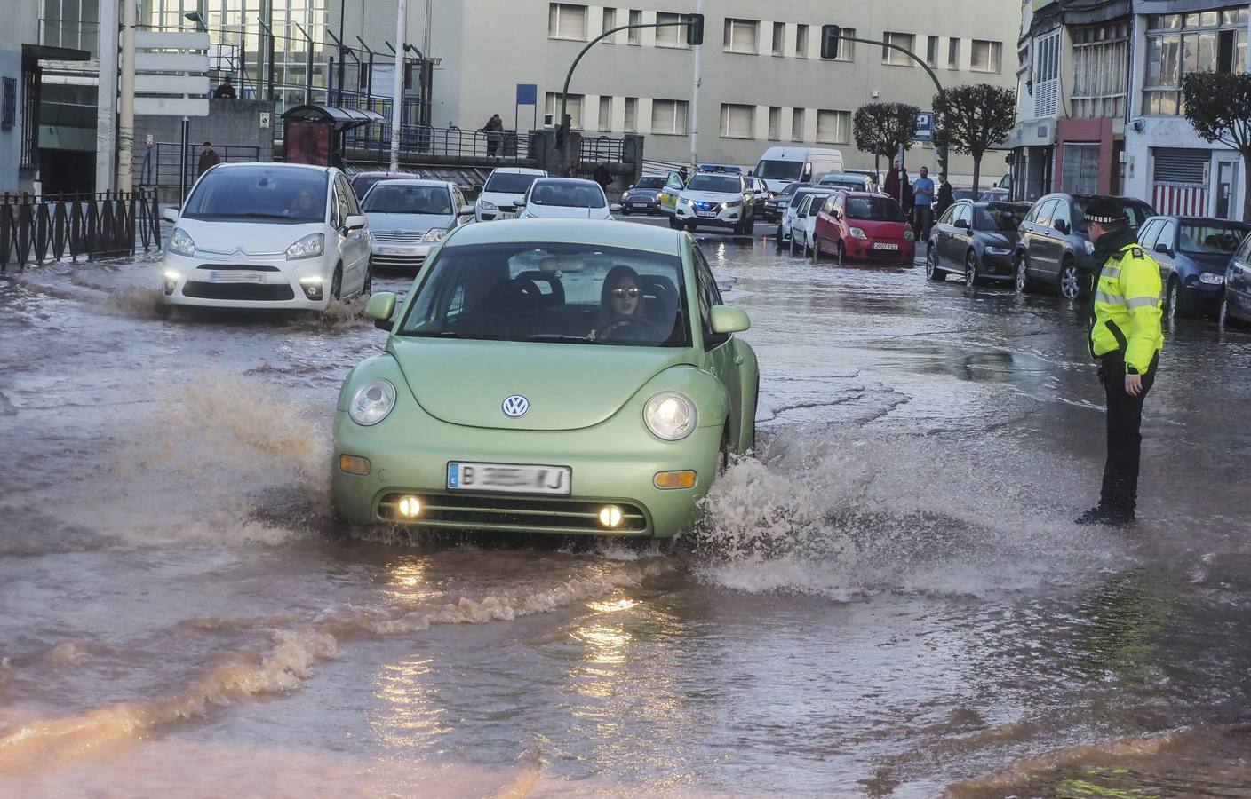 Fotos: Una tubería rota provoca una inundación en la calle Castilla