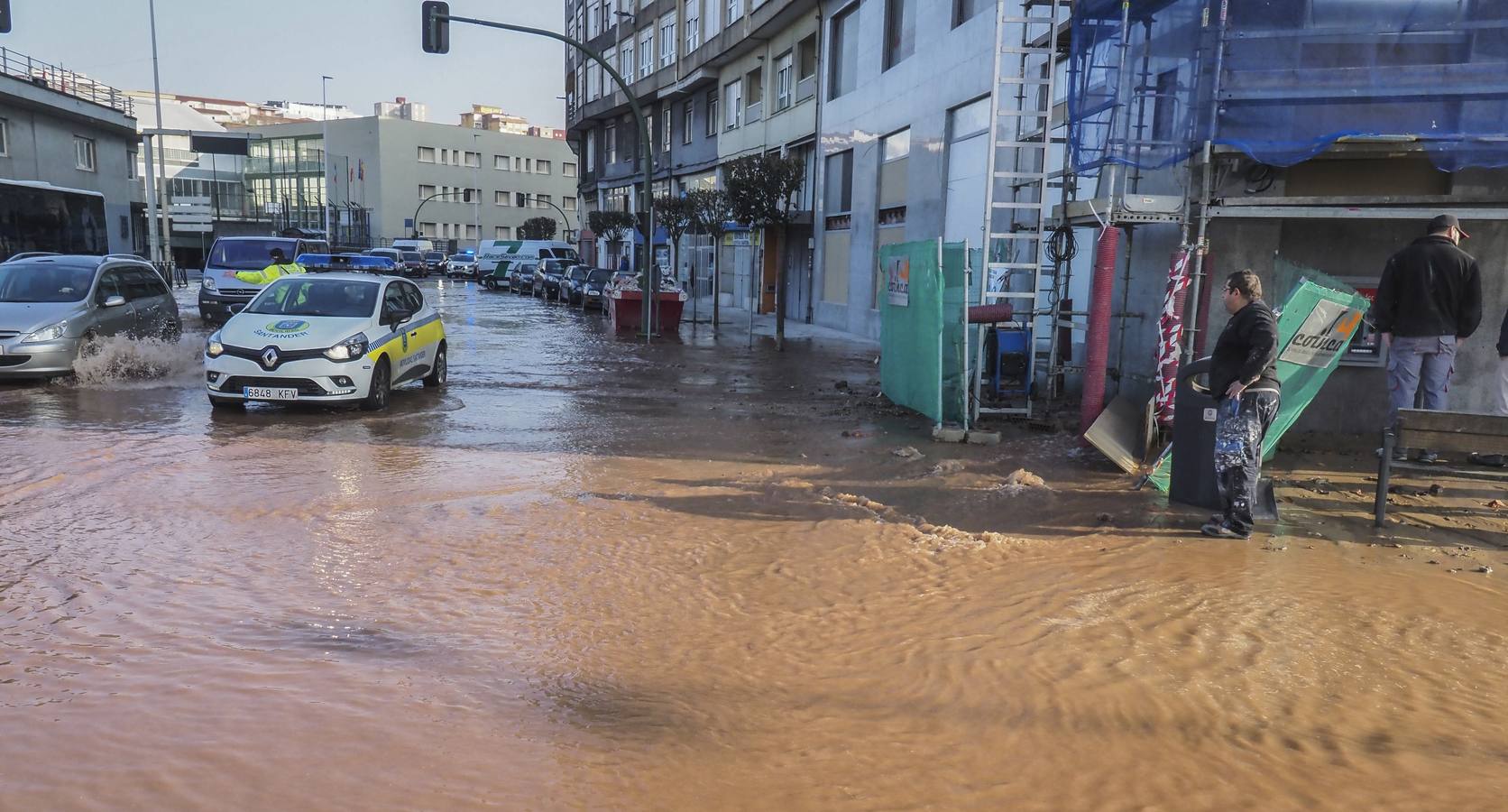 Fotos: Una tubería rota provoca una inundación en la calle Castilla