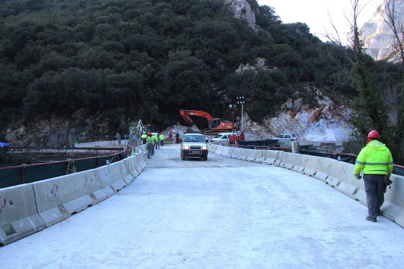 Fotos: Abierto al tráfico el nuevo puente de Lebeña