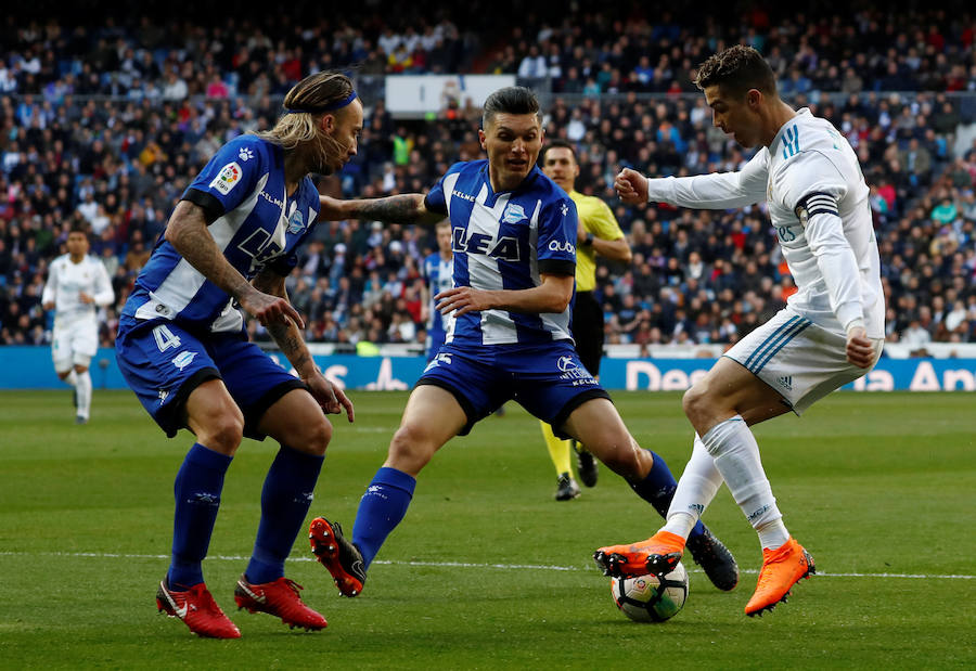 El conjunto de Zinedine Zidane logró su cuarta victoria consecutiva en Liga tras imponerse al cuadro babazorro con un doblete de Cristiano Ronaldo y tantos de Bale y Benzema, este último de penalti. 