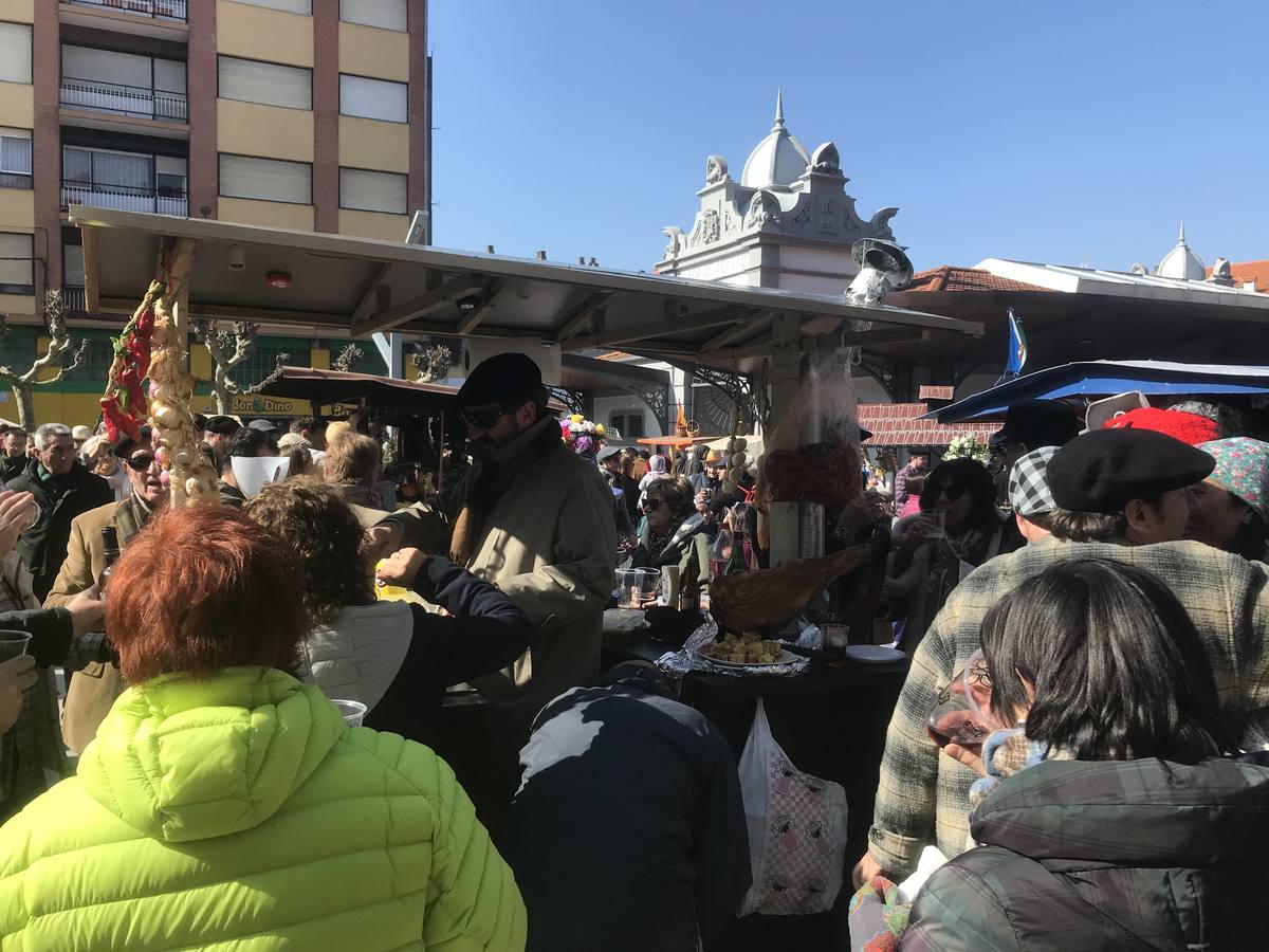 Tras el concurso de murgas, el ‘Día del Niño’, el ‘Día Grande’ y el ‘Juicio en el Fondo del Mar’ este sábado toca vestirse de aldeanos y sacar los carritos a la calle para celebrar el 'Día del Trasmerano' en Santoña, fiesta que pone el punto y final a los Carnavales de 2018