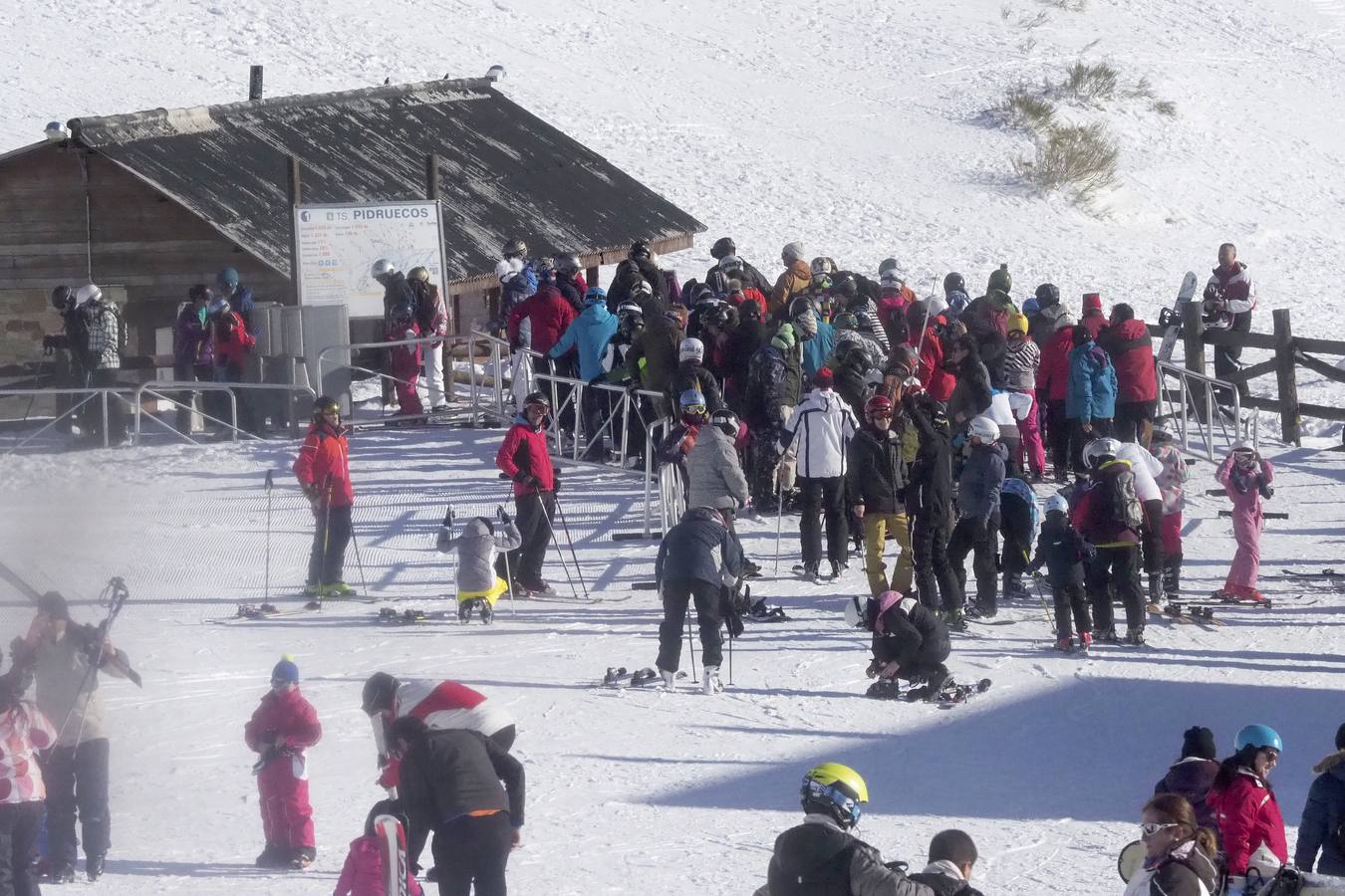 Este domingo han cumplido las expectativas. Alto Campoo vuelve a colgar el cartel de aforo completo