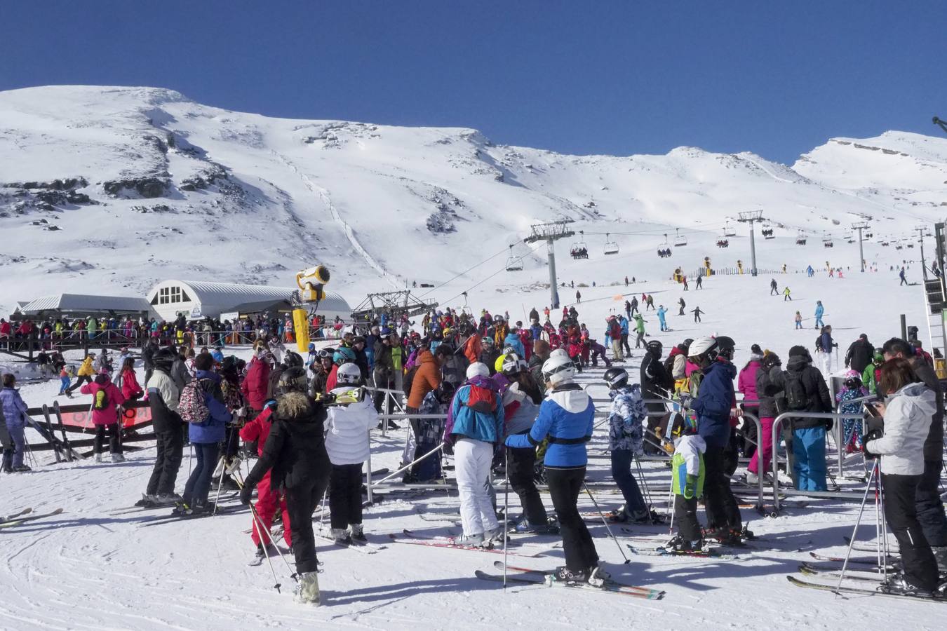 Este domingo han cumplido las expectativas. Alto Campoo vuelve a colgar el cartel de aforo completo