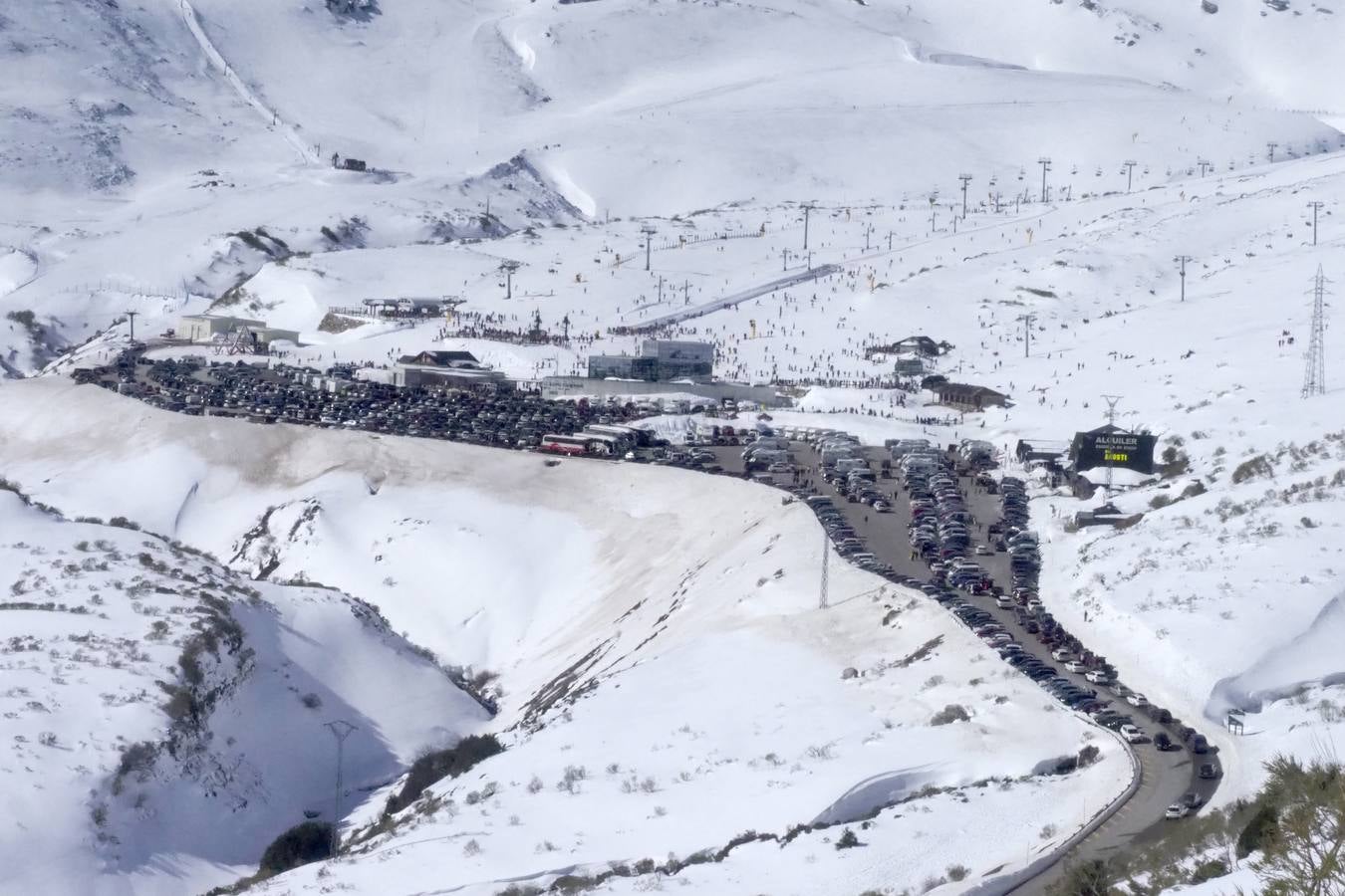 Este domingo han cumplido las expectativas. Alto Campoo vuelve a colgar el cartel de aforo completo