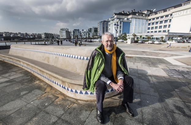 El expresidente cántabro y exlíder del PSOE, Jaime Blanco, sentado al final de la avenida García Lago antes de la entrevista. 