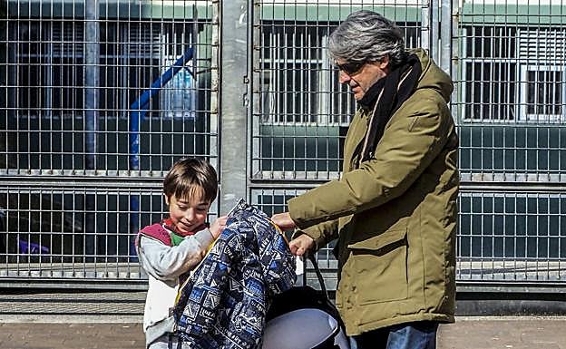 Ignacio recoge a Daniel en el colegio Cisneros, donde asiste a las actividades extraescolares.SANE