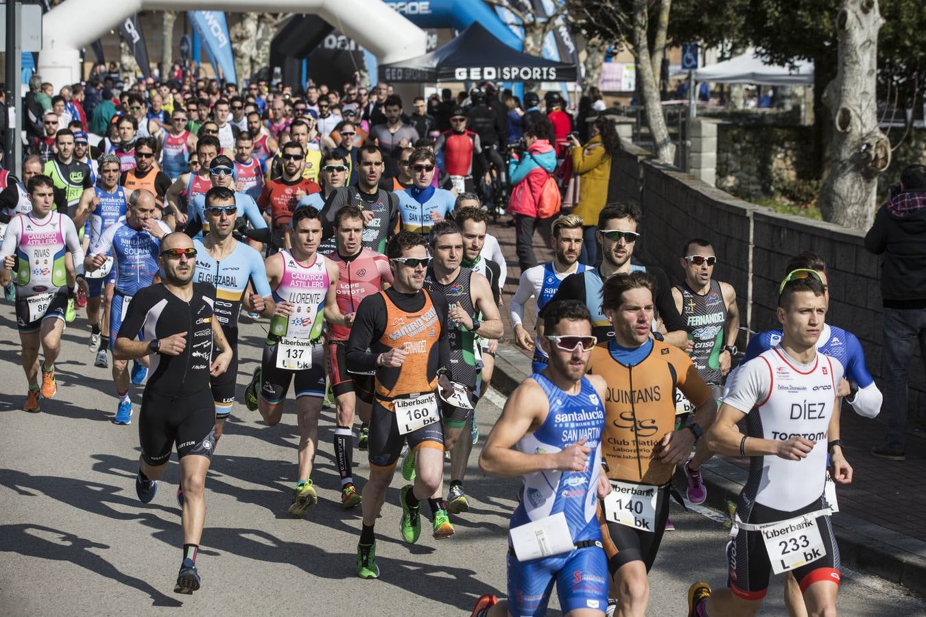 Fotos: El vasco Beñat Arnáiz y la asturiana Lucía Vergara ganan el Duatlón de Galizano