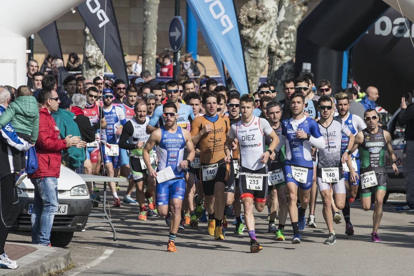 Fotos: El vasco Beñat Arnáiz y la asturiana Lucía Vergara ganan el Duatlón de Galizano