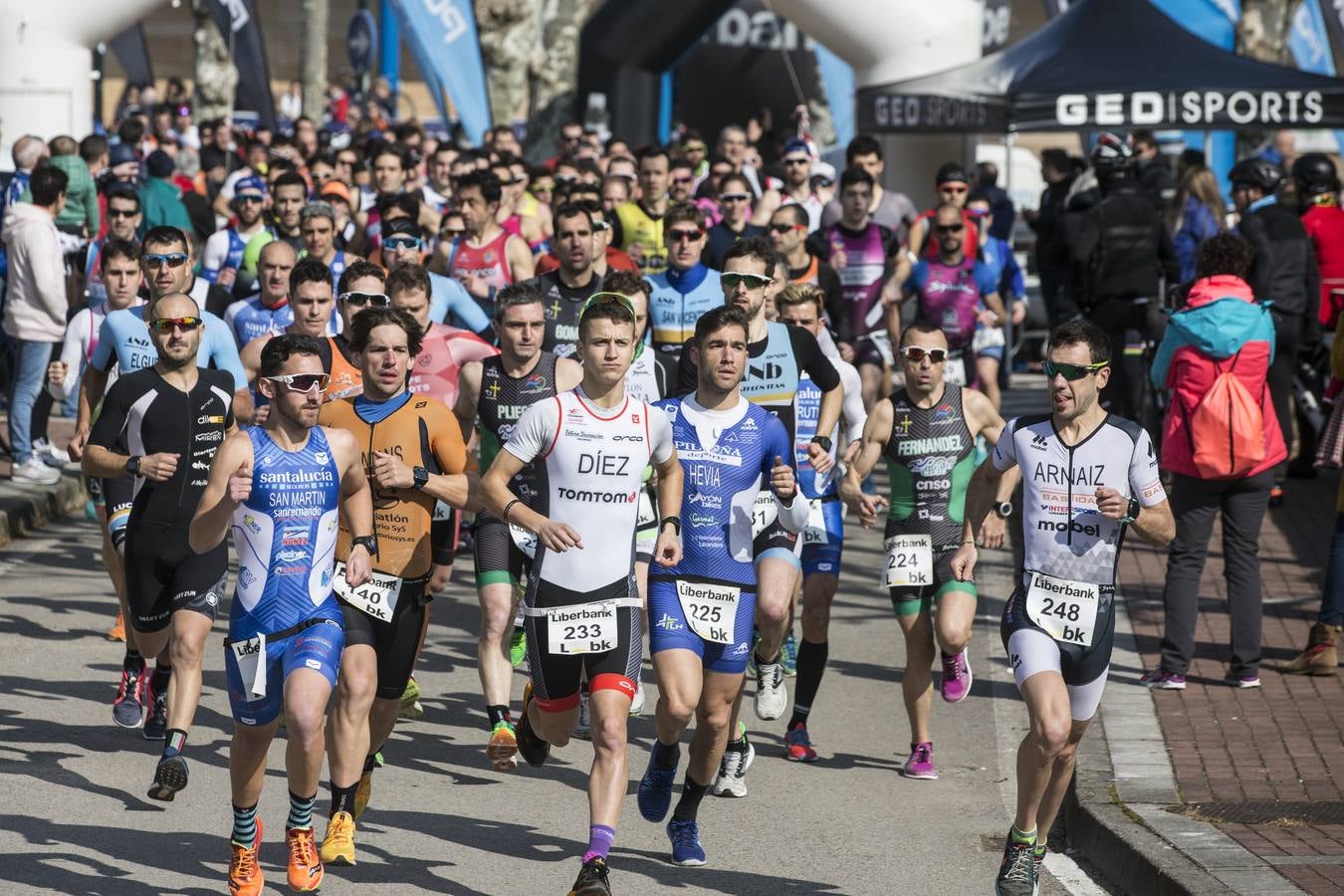 Fotos: El vasco Beñat Arnáiz y la asturiana Lucía Vergara ganan el Duatlón de Galizano