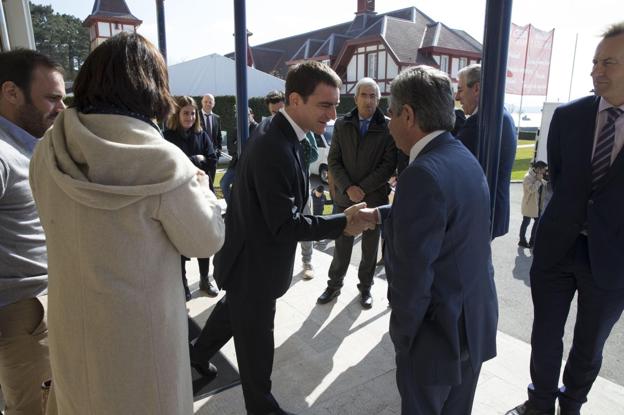 El presidente del Grupo Celsa, Francesc Rubiralta, saluda al presidente cántabro, Miguel Ángel Revilla. 
