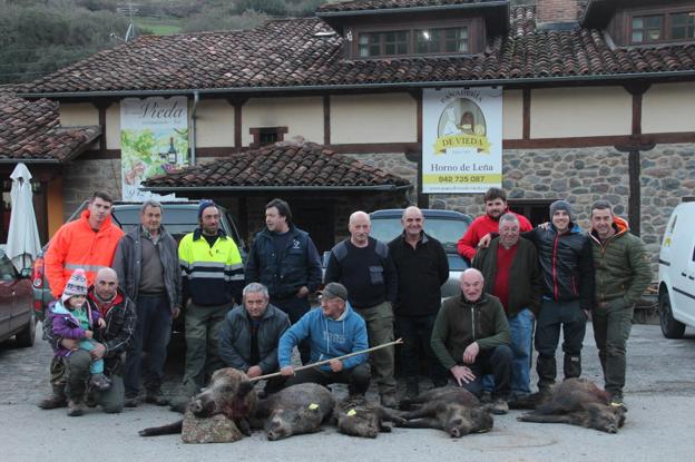 Cuadrilla 31 dirigida por Juan Carlos Gutiérrez, con los cinco jabalíes abatidos en Dobra El Mazo. 