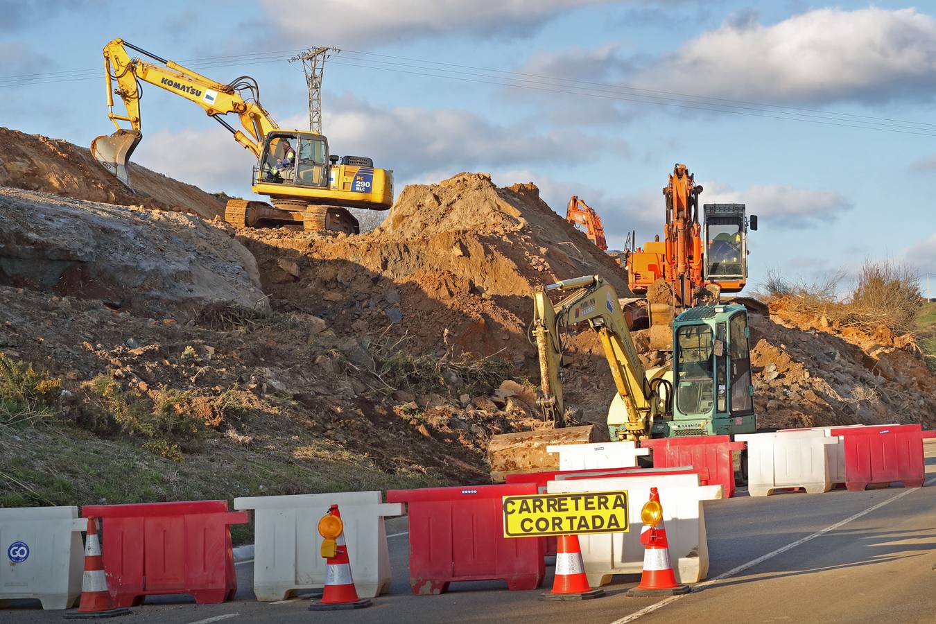 Desde el pasado miércoles, momento en que se produjo un gran corrimiento de tierras en la CA-137, permanece cerrada al tráfico la carretera CA-137, entre el cementerio de Santillana del Mar y la entrada al pueblo de Arroyo, localidad que el año pasado quedó prácticamente aislado varios días como consecuencia de otro argayo.