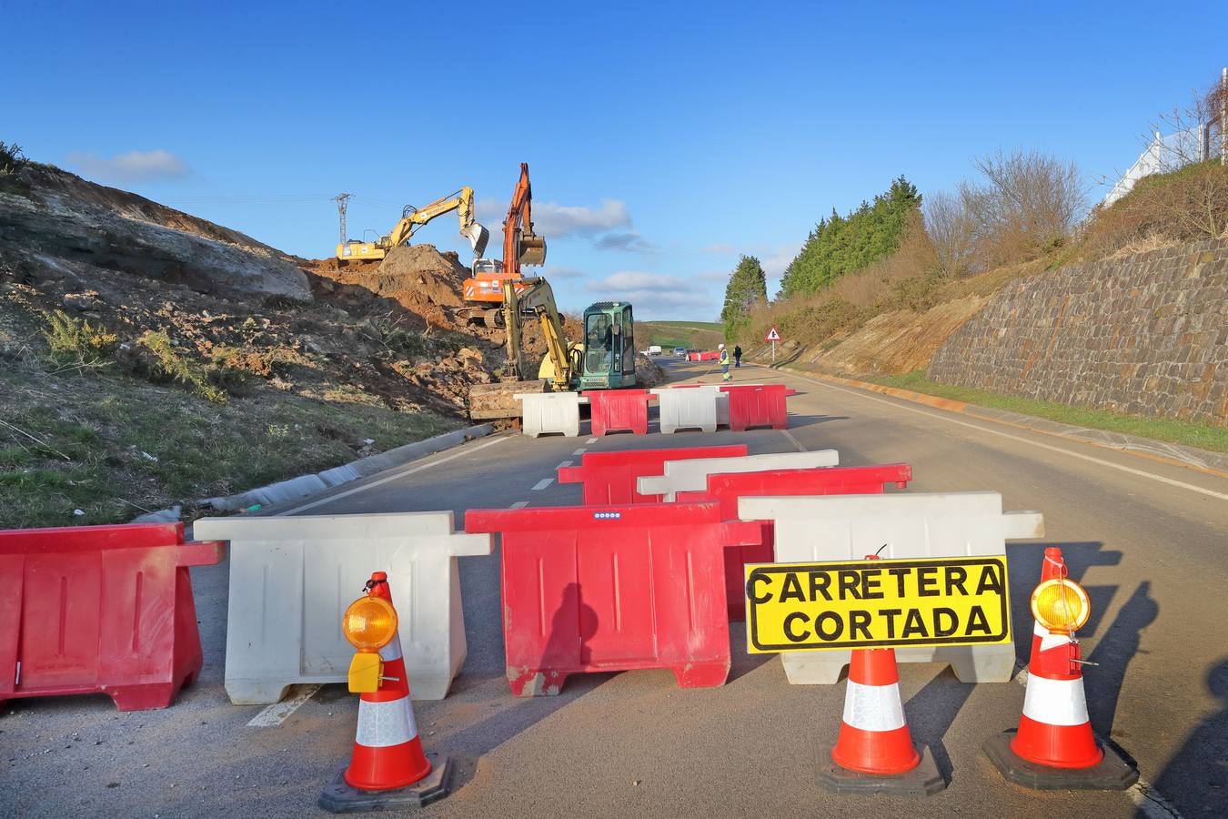 Desde el pasado miércoles, momento en que se produjo un gran corrimiento de tierras en la CA-137, permanece cerrada al tráfico la carretera CA-137, entre el cementerio de Santillana del Mar y la entrada al pueblo de Arroyo, localidad que el año pasado quedó prácticamente aislado varios días como consecuencia de otro argayo.