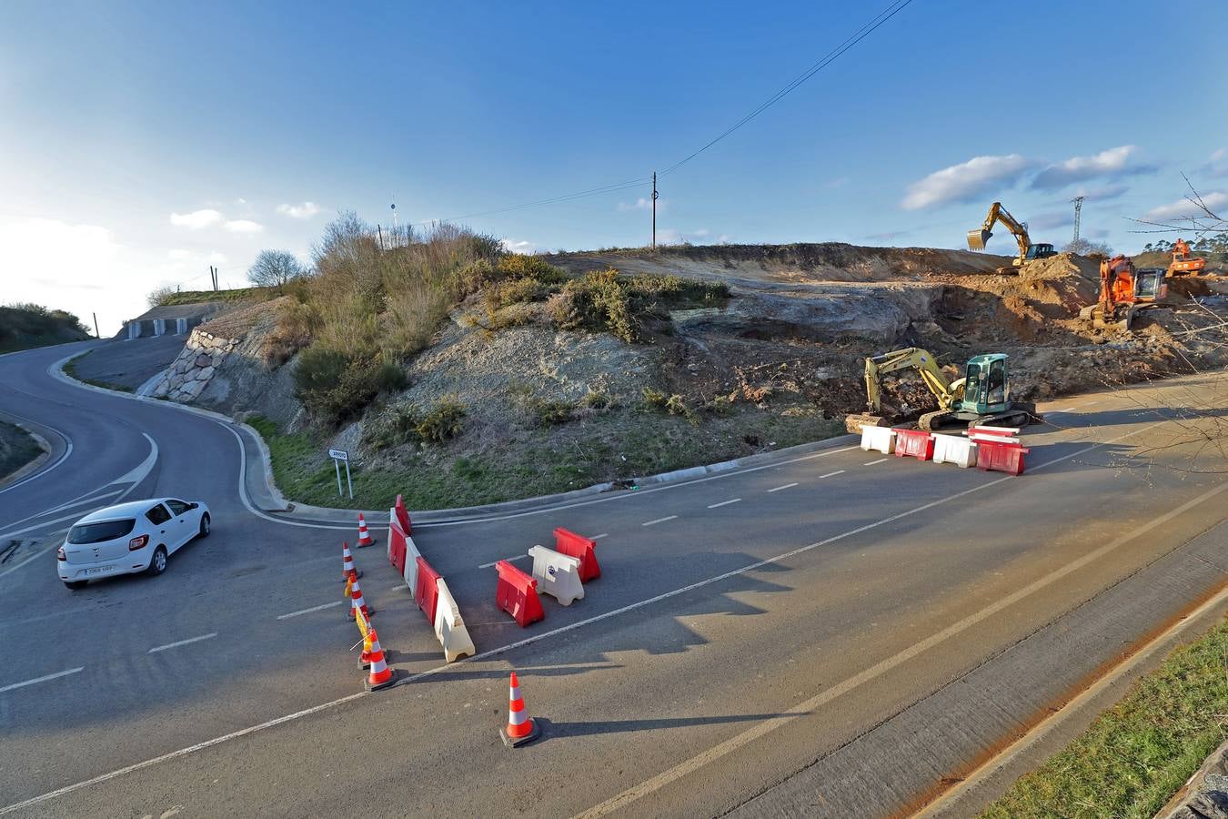 Desde el pasado miércoles, momento en que se produjo un gran corrimiento de tierras en la CA-137, permanece cerrada al tráfico la carretera CA-137, entre el cementerio de Santillana del Mar y la entrada al pueblo de Arroyo, localidad que el año pasado quedó prácticamente aislado varios días como consecuencia de otro argayo.