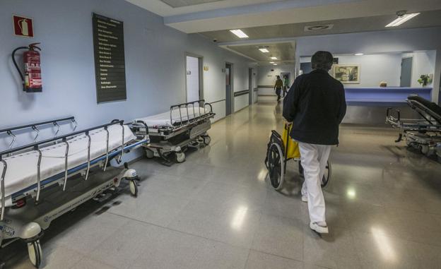 El hospital tendrá que determinar cuántos celadores y auxiliares se dedican a labores de transporte no sanitario. 