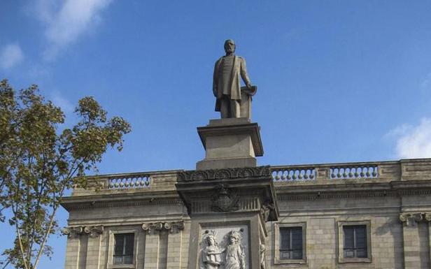 La estatua se erige actualmente en la Vía Layetana