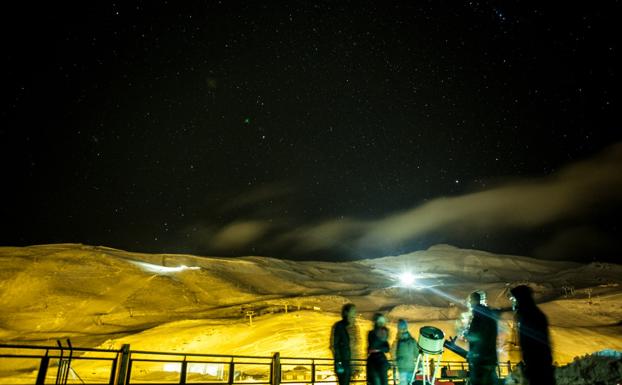 El taller de iniciación a la astronomía es una de las experiencias que ofrece la estación granadina