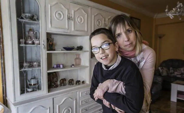María Boo, con su hijo Edgar, de 13 años, en su domicilio de Santander.