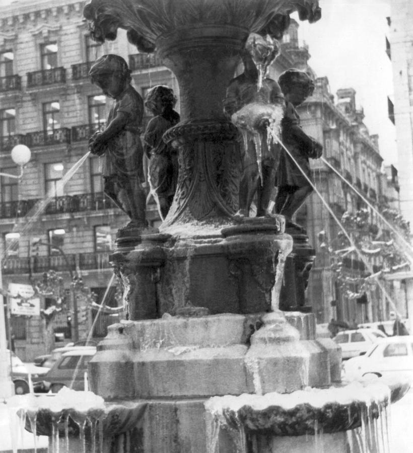 La llamada fuente de Los Meones, situada en los Jardines de Pereda, helada. 